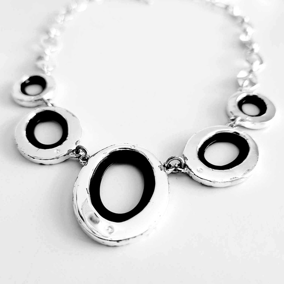 Vintage NINE WEST Reversible Silver Tone Black Oval Disc Choker Necklace - Picture 6 of 11